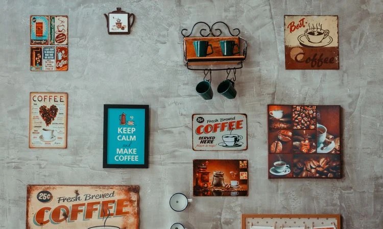 پسزمینه دیوار ساده با تزئینهای مختلف