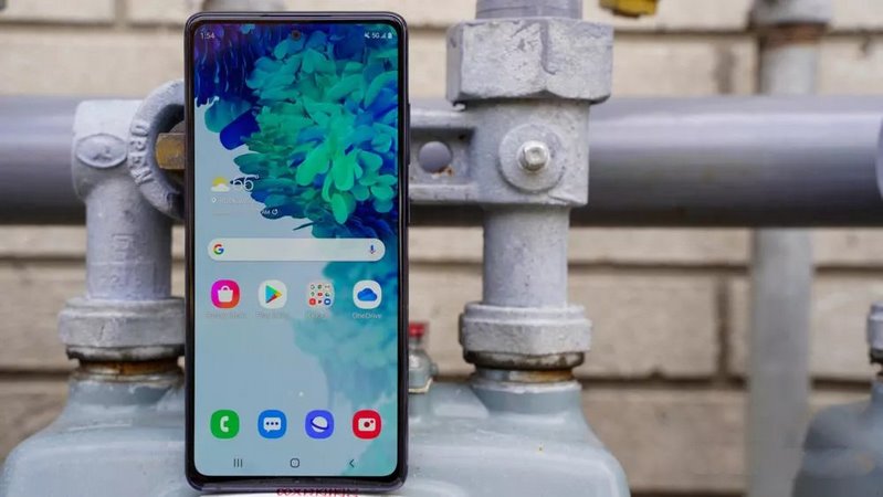 مقایسه S20 FE 5G با وان پلاس نورد 2 از نظر صفحه نمایش